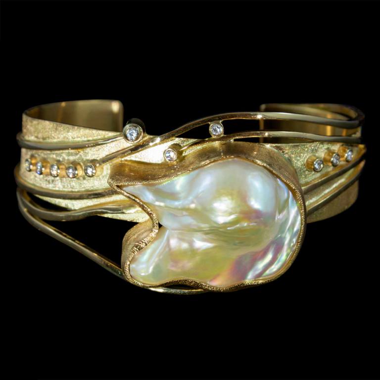 Bespoke 18kt yellow gold cuff with baroque pearl and brilliant-cut diamonds | Ocean Collection. FRIDA | Fine Jewellery Bespoke 18kt yellow gold cuff with baroque pearl and brilliant-cut diamonds | Ocean Collection. FRIDA | Fine Jewellery.