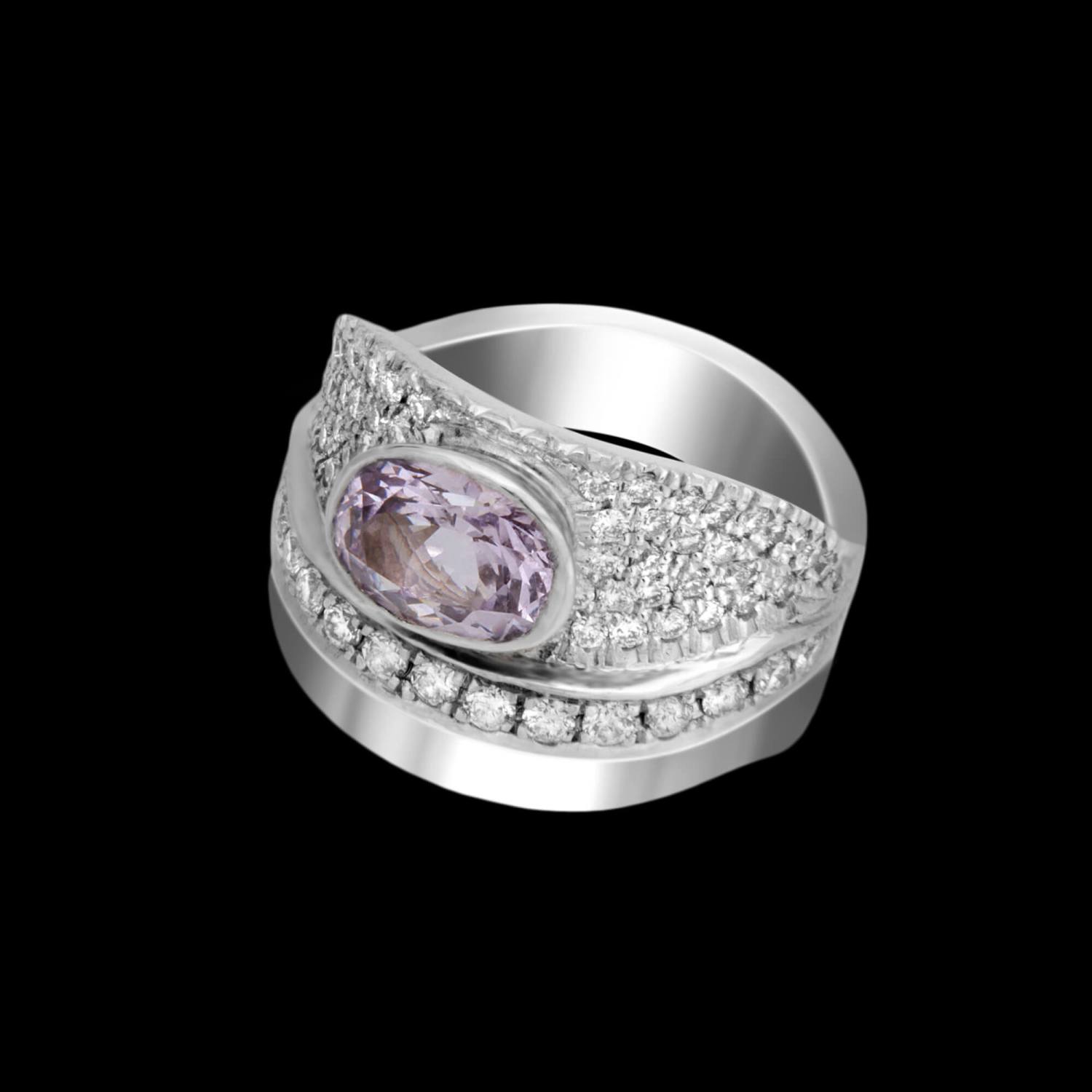 Custom 18kt white gold Wave ring with a faceted lavender spinel and pavé-set diamonds | Ocean Collection. FRIDA | Fine Jewellery.