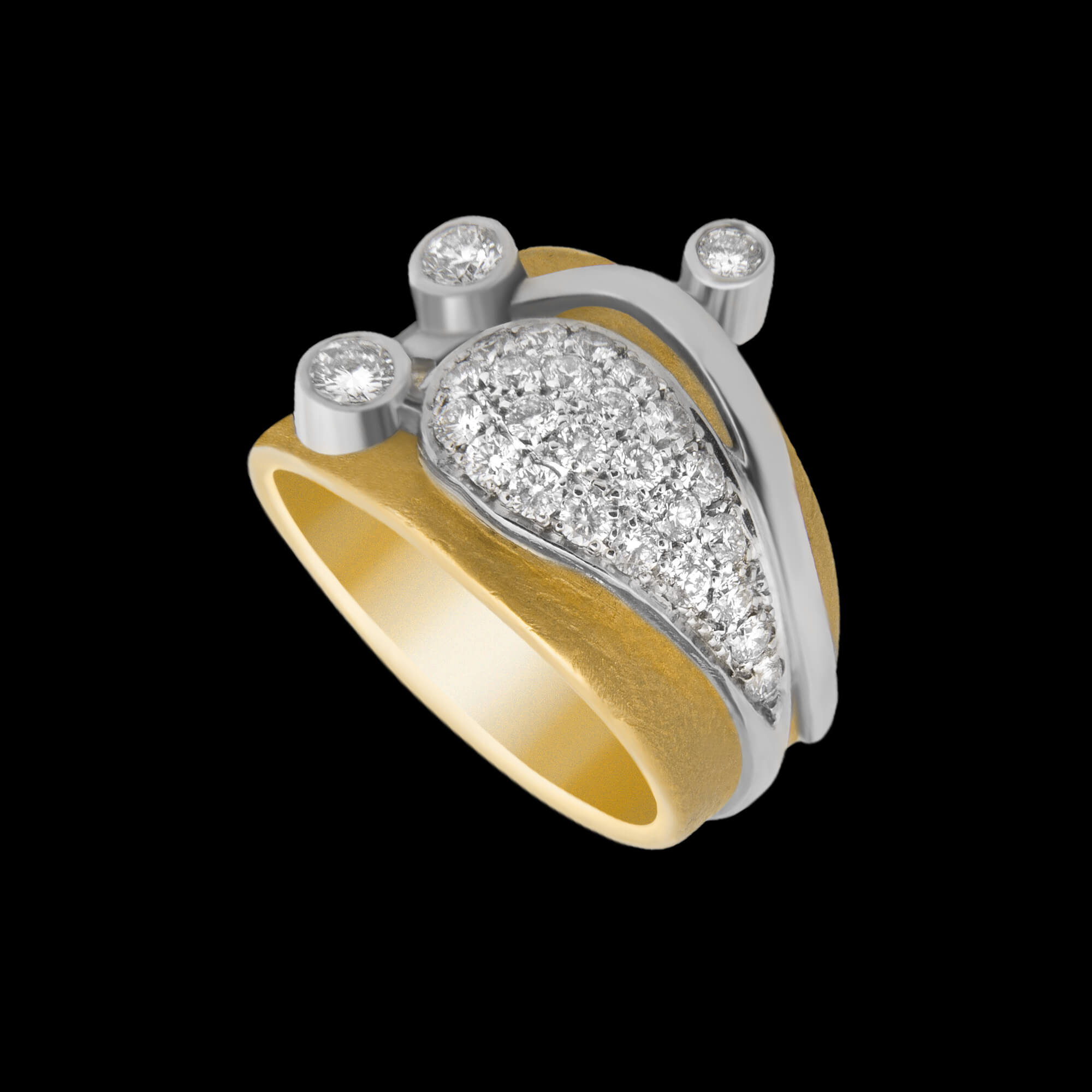 Custom 18kt yellow and white gold Mariana ring with bezel- and pavé-set diamonds | Ocean Collection. FRIDA | Fine Jewellery.