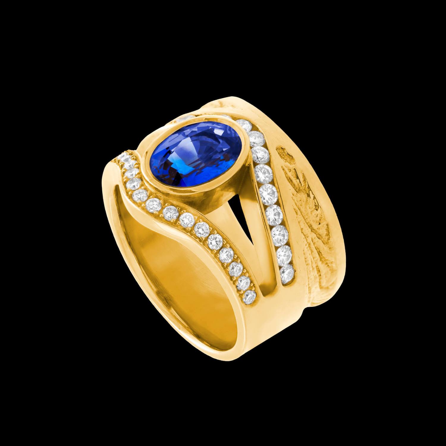 Custom 18kt yellow gold Sand ring with a faceted blue sapphire and pavé-set diamonds | Ocean Collection. FRIDA | Fine Jewellery.