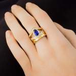 Custom 18kt yellow gold Sand ring with a faceted blue sapphire and pavé-set diamonds. Perspective | Ocean Collection. FRIDA | Fine Jewellery.
