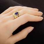 Custom 18kt yellow gold Sand ring with a faceted blue sapphire and pavé-set diamonds. Side perspective | Ocean Collection. FRIDA | Fine Jewellery.
