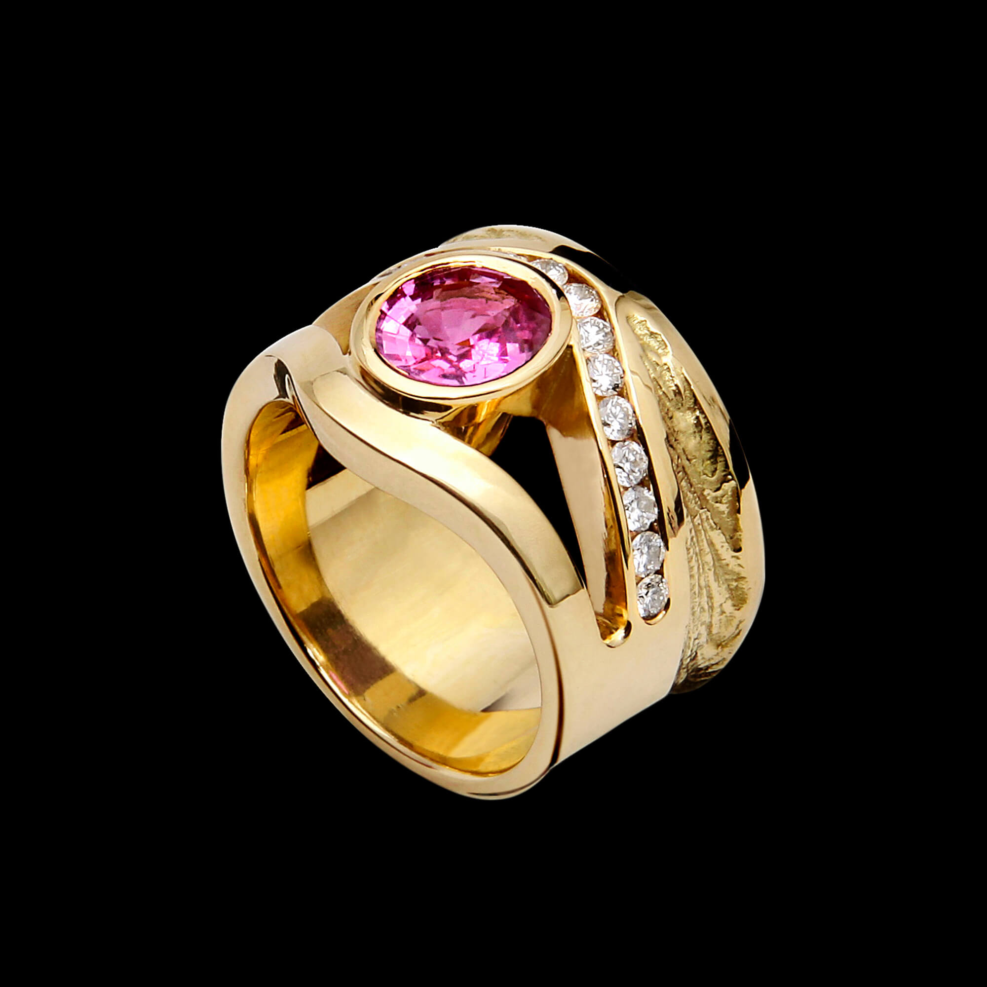 Custom 18kt yellow gold Sand ring with a faceted pink sapphire and pavé-set diamonds | Ocean Collection. FRIDA | Fine Jewellery.