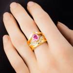 Custom 18kt yellow gold Sand ring with a faceted pink sapphire and pavé-set diamonds. Perspective | Ocean Collection. FRIDA | Fine Jewellery.