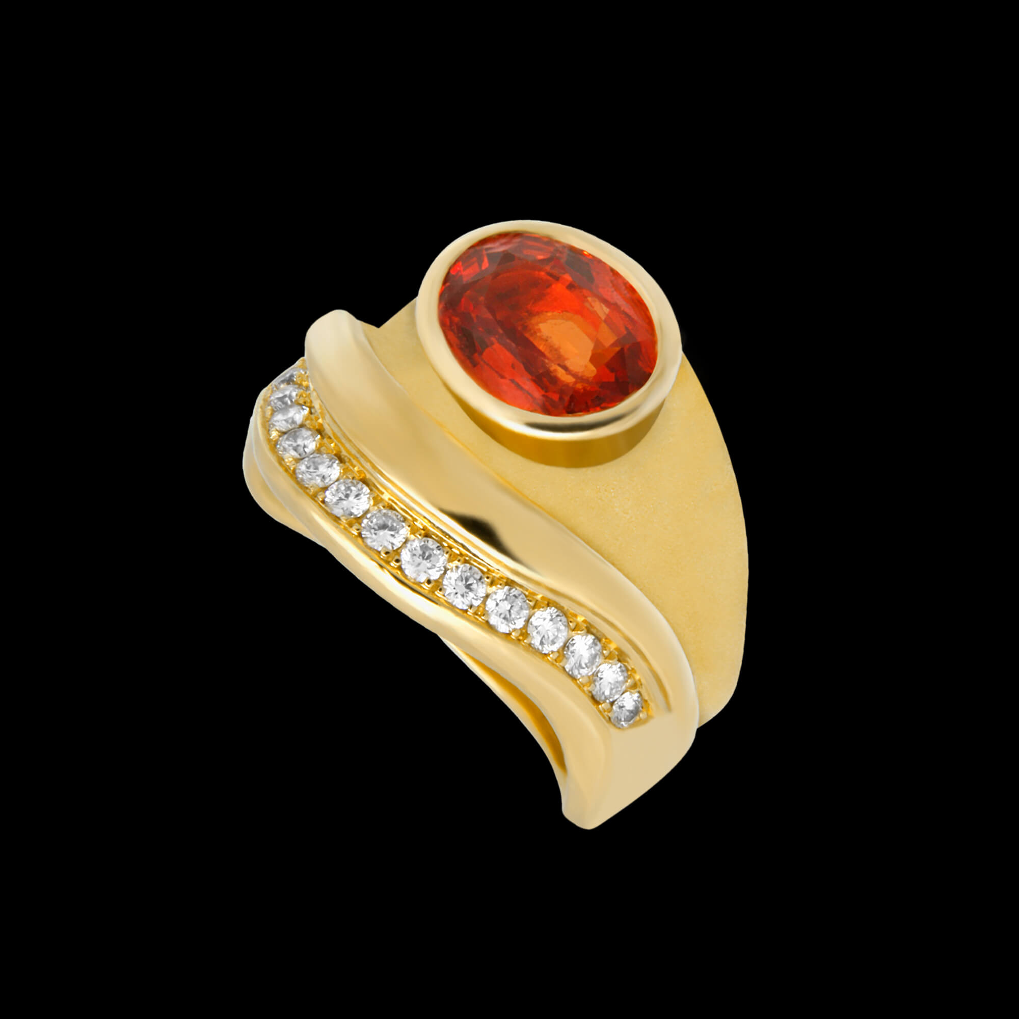 Custom 18kt yellow gold Wave ring with a faceted orange sapphire and pavé-set diamonds | Ocean Collection. FRIDA | Fine Jewellery.