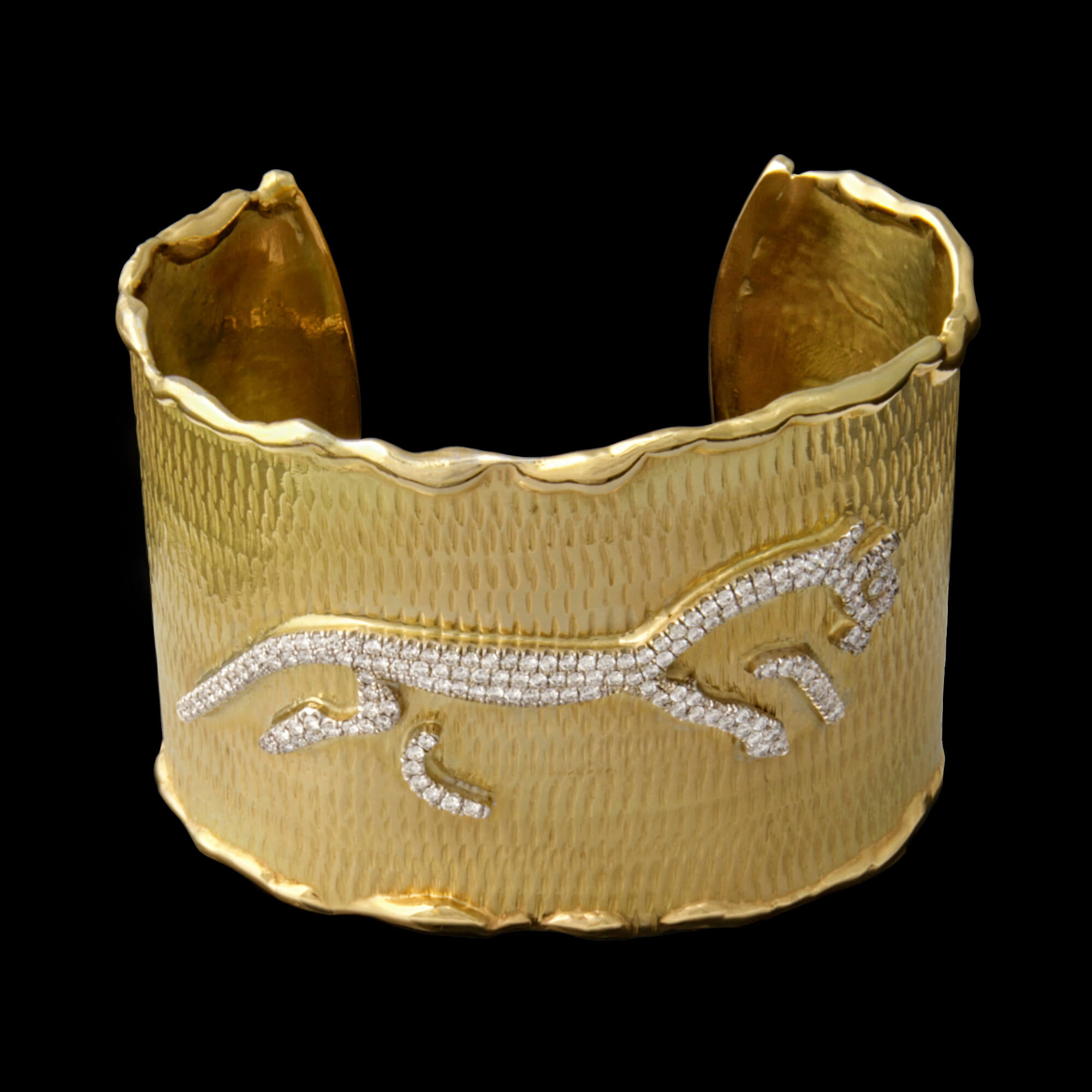 Custom 18kt yellow gold cuff with pavé-set diamonds. White horse spirit cuff | Caribou Collection. FRIDA | Fine Jewellery.