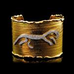 Custom 18kt yellow gold cuff with pavé-set diamonds. White horse spirit cuff | Caribou Collection. Video. FRIDA | Fine Jewellery.