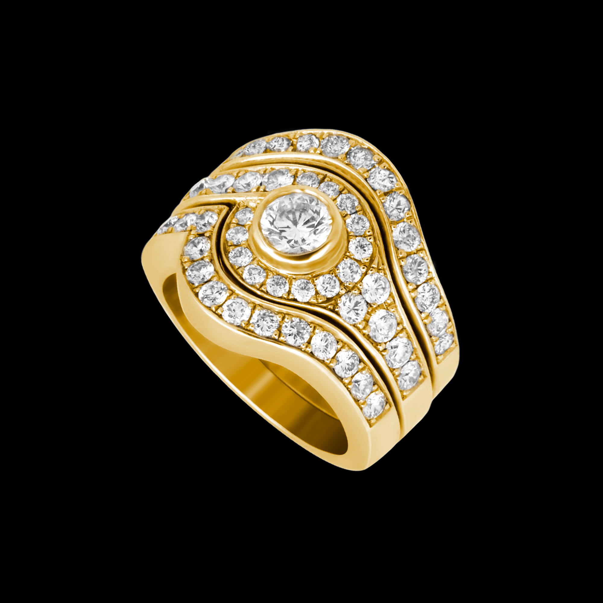 Custom 18kt yellow gold stacking Rán ring with bezel- and pavé-set diamonds | Ocean Collection. FRIDA | Fine Jewellery.