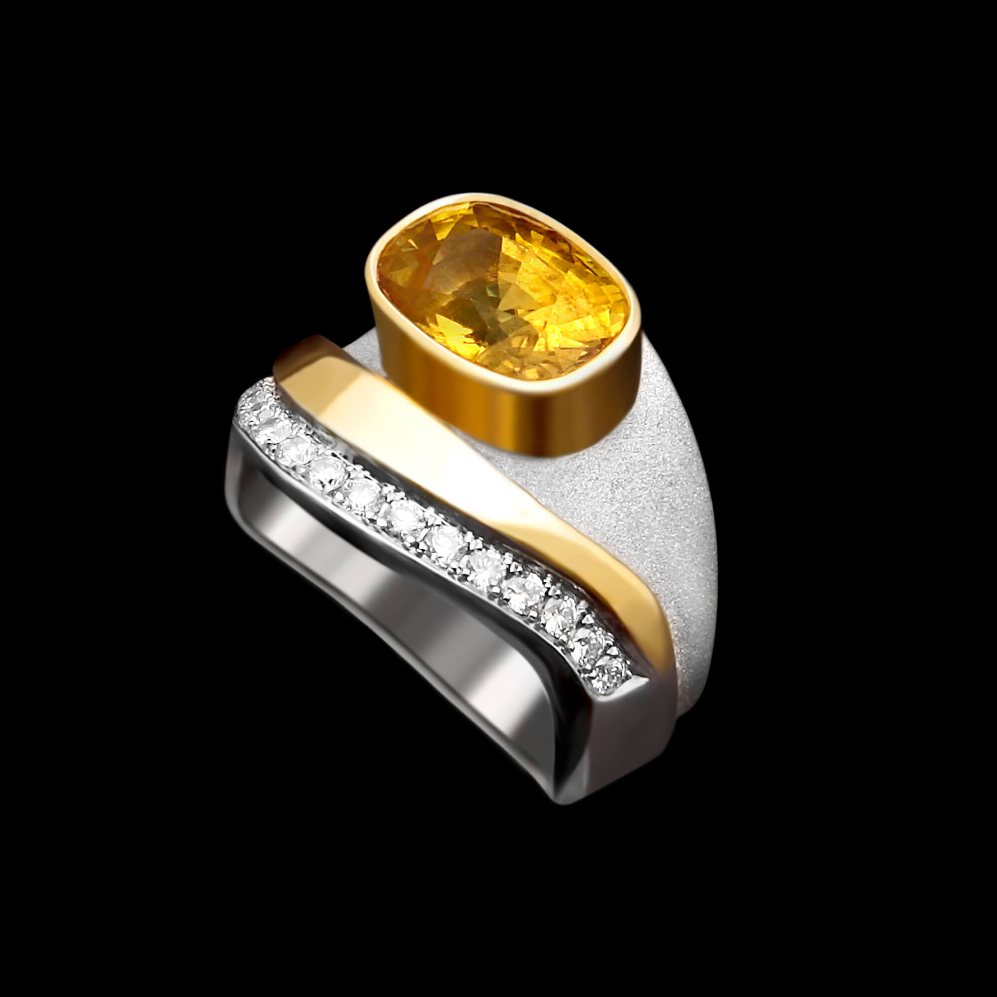 Custom sterling silver, 18kt yellow and white gold Wave ring with yellow sapphire and pavé-set diamonds | Ocean Collection. FRIDA | Fine Jewellery.