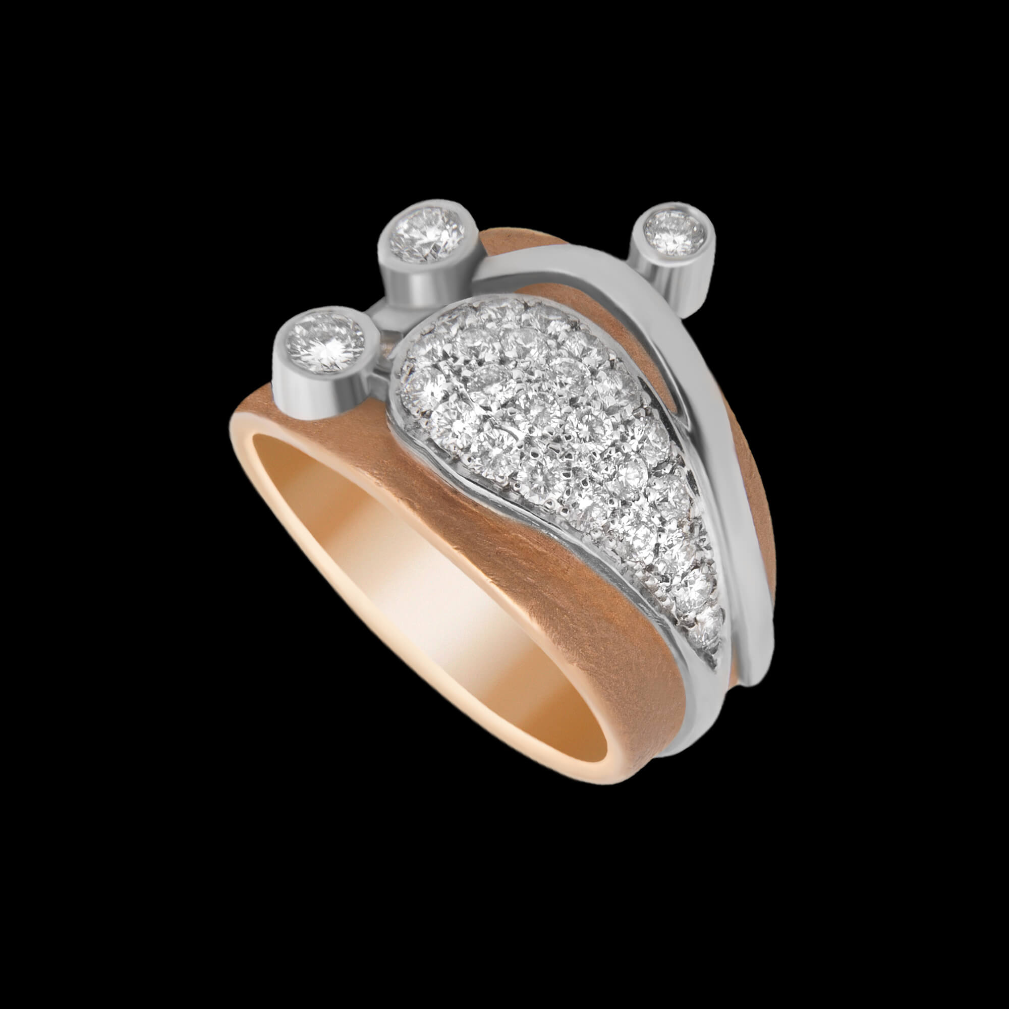 Custom 18kt pink and white gold Mariana ring with bezel- and pavé-set diamonds | Ocean Collection. FRIDA | Fine Jewellery.