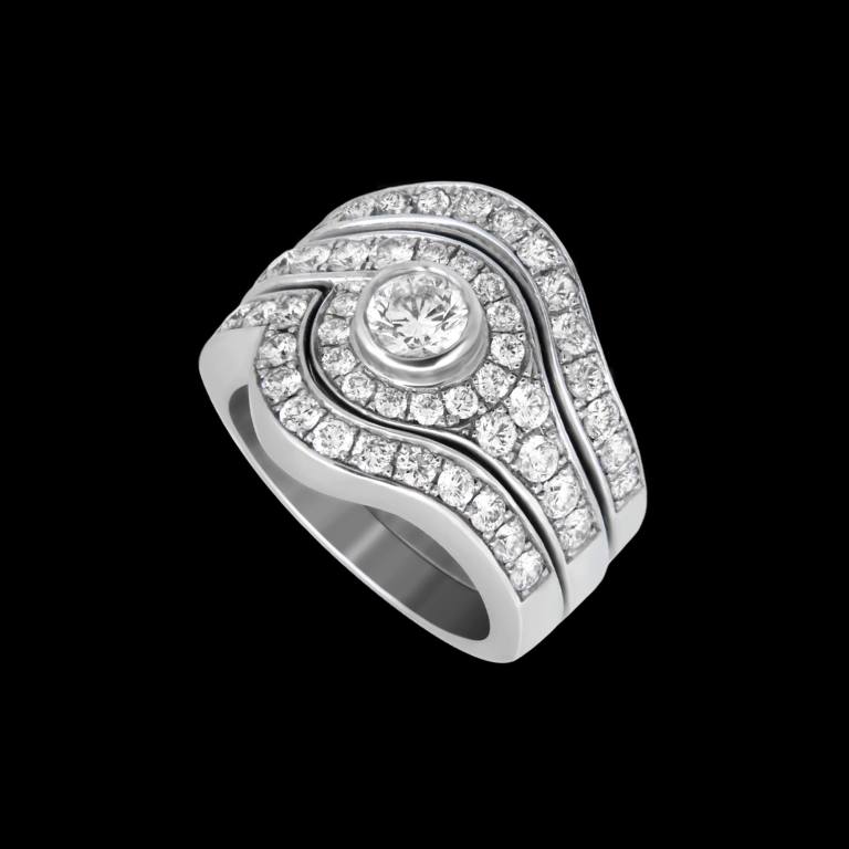 Custom 18kt white gold three-piece stacking Rán ring with bezel- and pavé-set diamonds | Ocean Collection. FRIDA | Fine Jewellery.