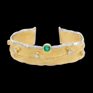 Custom 18kt yellow and white gold cuff bracelet with an emerald and diamonds. Front | Shield Collection. FRIDA | Fine Jewellery.