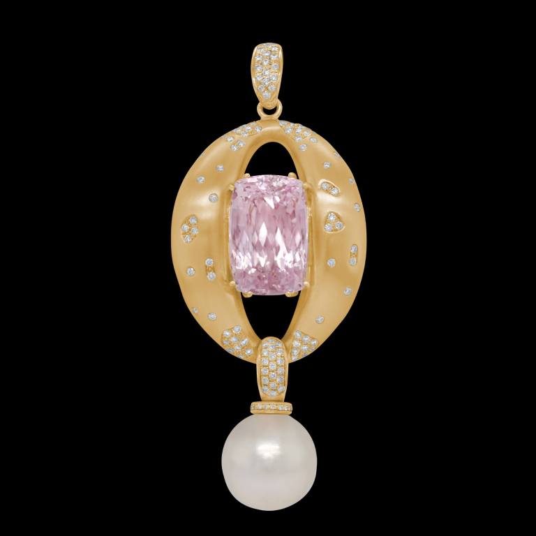 Custom 18kt yellow gold Aura pendant with kunzite, South Sea pearl and diamonds | Strata Collection. FRIDA | Fine Jewellery Custom 18kt yellow gold Aura pendant with kunzite, South Sea pearl and diamonds | Strata Collection. FRIDA | Fine Jewellery.