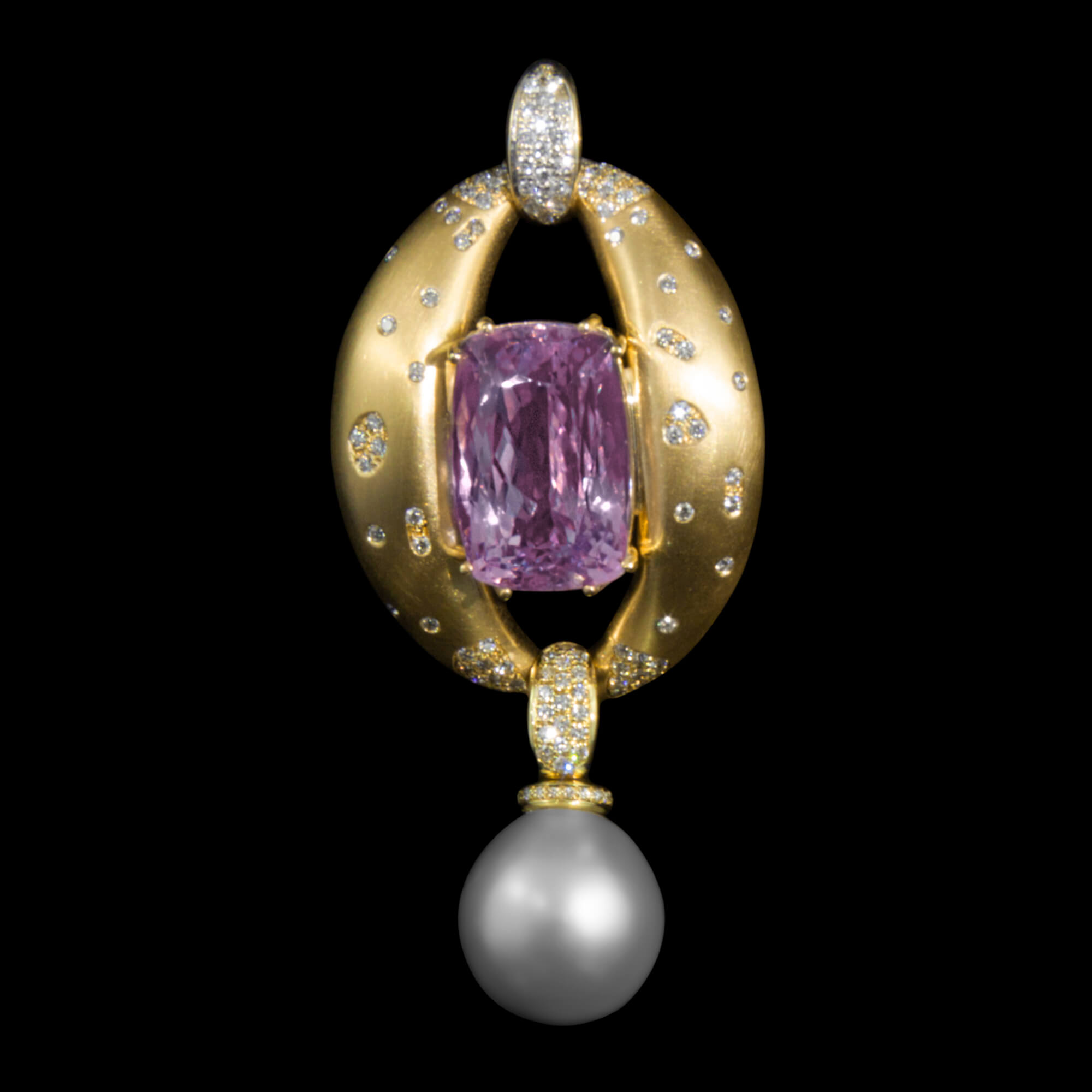Custom 18kt yellow gold Aura pendant with kunzite and diamonds | Strata Collection. FRIDA | Fine Jewellery.