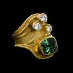 Custom 18kt yellow gold Xio ring with a faceted rare green sapphire and diamonds | Shield Collection. FRIDA | Fine Jewellery.