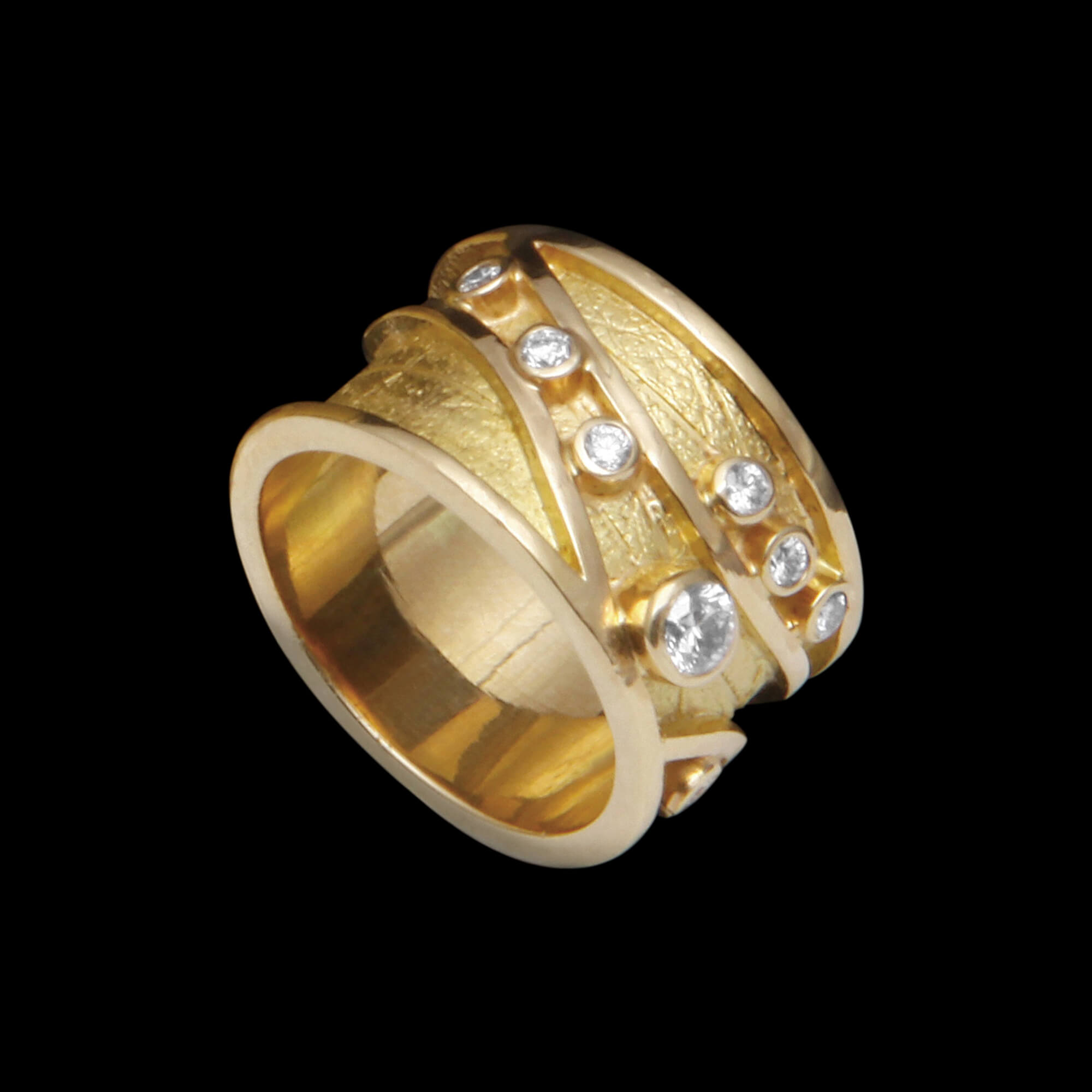 Custom 18t yellow gold River ring with diamonds | Shield Collection. FRIDA | Fine Jewellery.