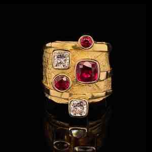 Custom designed 18kt yellow gold Testudo ring with faceted Burmese rubies and diamonds. 360 video | Shield Collection. FRIDA | Fine Jewellery.