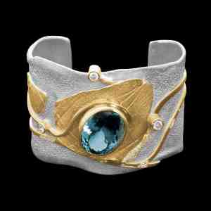 Custom sterling silver and 18kt yellow gold Astrid cuff bracelet with aquamarine and diamonds. Front | Shield Collection. FRIDA | Fine Jewellery.