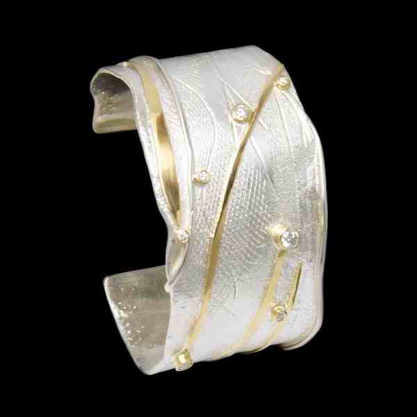 Custom sterling silver and 18kt yellow gold River cuff bracelet with diamonds | Shield Collection. FRIDA | Fine Jewellery.