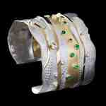 Custom sterling silver and 18kt yellow gold River cuff with diamonds and emeralds | Shield Collection. FRIDA | Fine Jewellery.