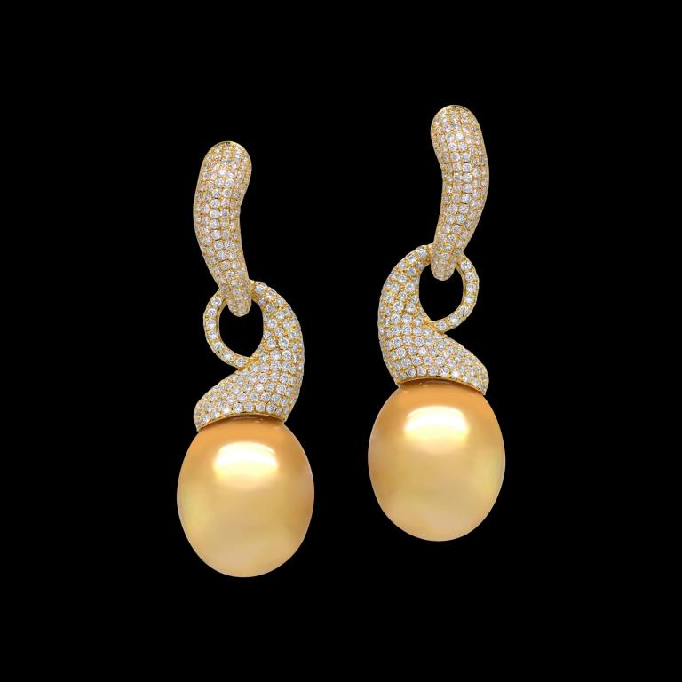 Bespoke 18kt yellow gold statement drop earrings with golden south sea pearls and pave-set diamonds. FRIDA | Fine Jewellery.