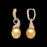 Bespoke 18kt yellow gold statement drop earrings with golden south sea pearls and pave-set diamonds. Side. FRIDA | Fine Jewellery.
