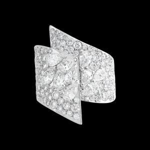 Custom 18kt white gold statement ring with brilliant and pear-shaped diamonds. Front. FRIDA | Fine Jewellery.