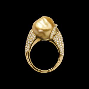 Custom 18kt yellow gold ring with a golden South Sea pearl and diamonds. Profile. FRIDA | Fine Jewellery.