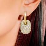 Custom 18kt yellow goldtag earrings with pave-set diamonds. Perspective. FRIDA | Fine Jewellery.