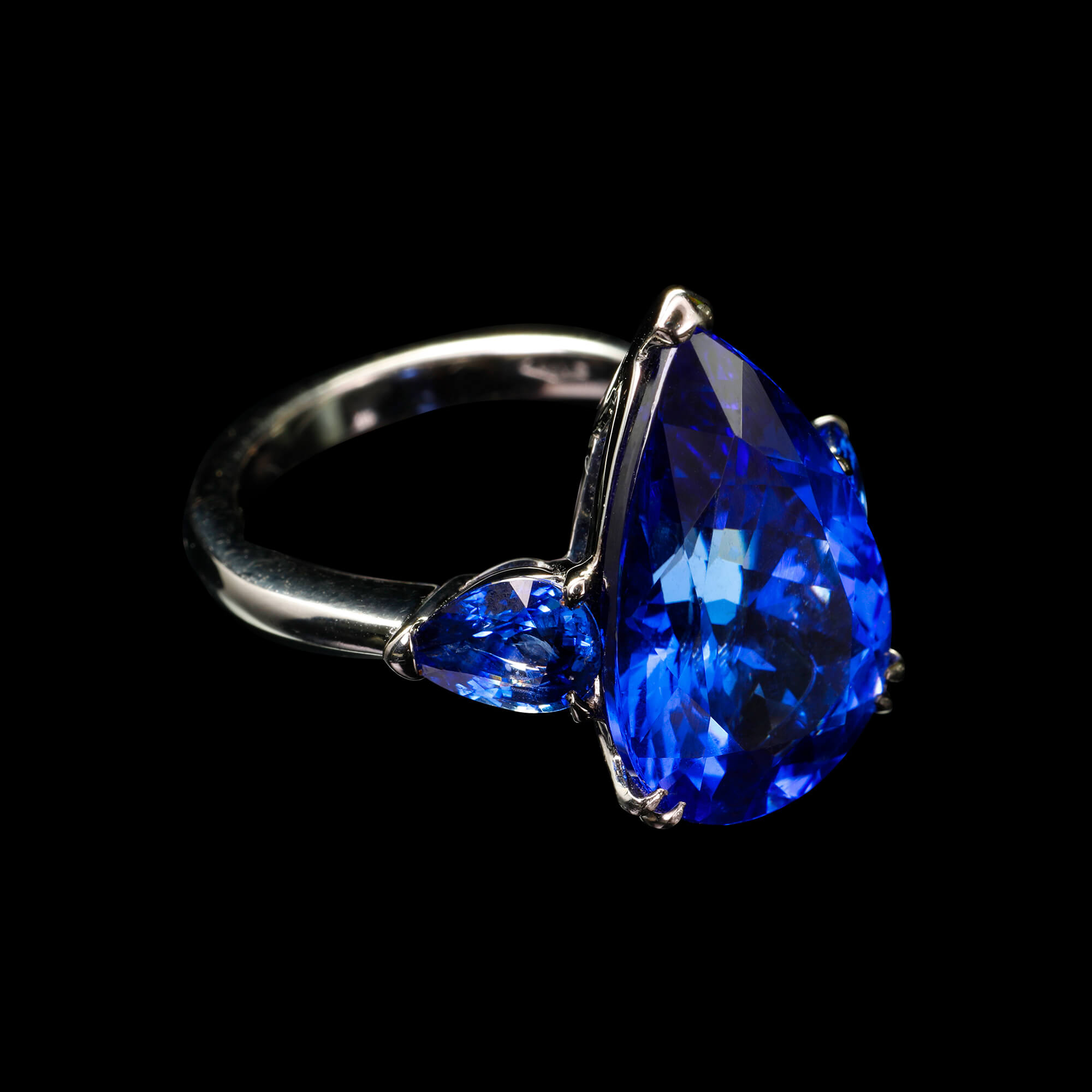 One-of-a-kind ring in 18kt gold with black rhodium with pear-shaped tanzanite and blue sapphires. FRIDA | Fine Jewellery.