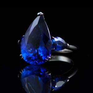 One-of-a-kind ring in 18kt gold with black rhodium with pear-shaped tanzanite and blue sapphires. Video. FRIDA | Fine Jewellery.