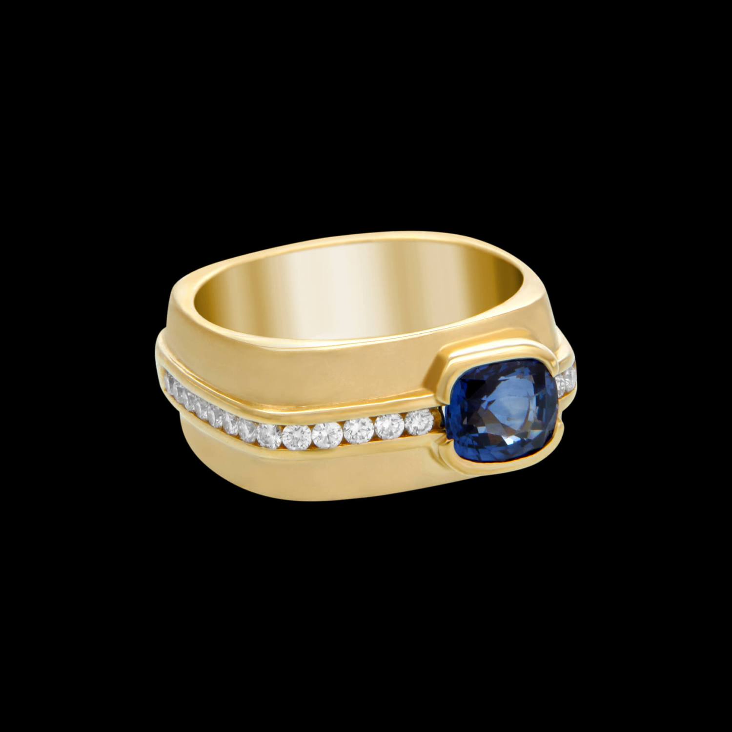 Bespoke 18kt yellow gold men's Elska wedding ring with a blue sapphire | Elska Collection. FRIDA | Fine Jewellery.