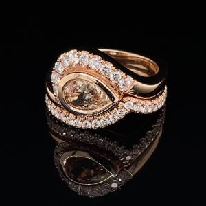 Custom 18kt pink gold Petal ring with a peach sapphire and diamonds with wedding band | Signature Engagement. Video. FRIDA | Fine Jewellery.