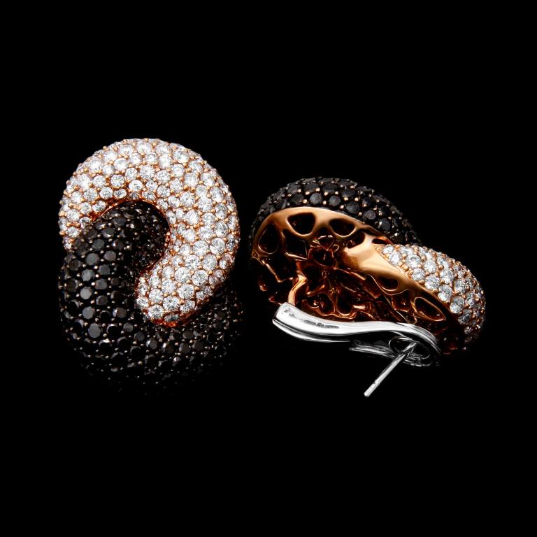 Custom 18kt pink gold knot earrings with black and white diamonds. FRIDA | Fine Jewellery.