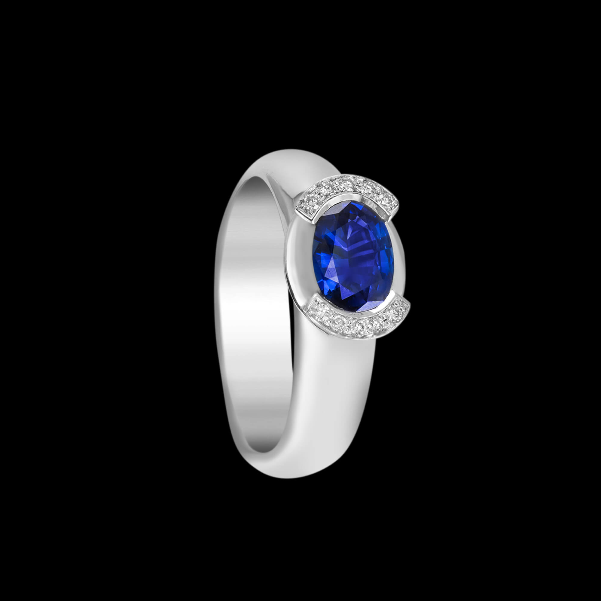 Custom 18kt white gold Luna ring with a royal blue sapphire and diamonds. Signature Engagement | Celestial Collection. FRIDA | Fine Jewellery.