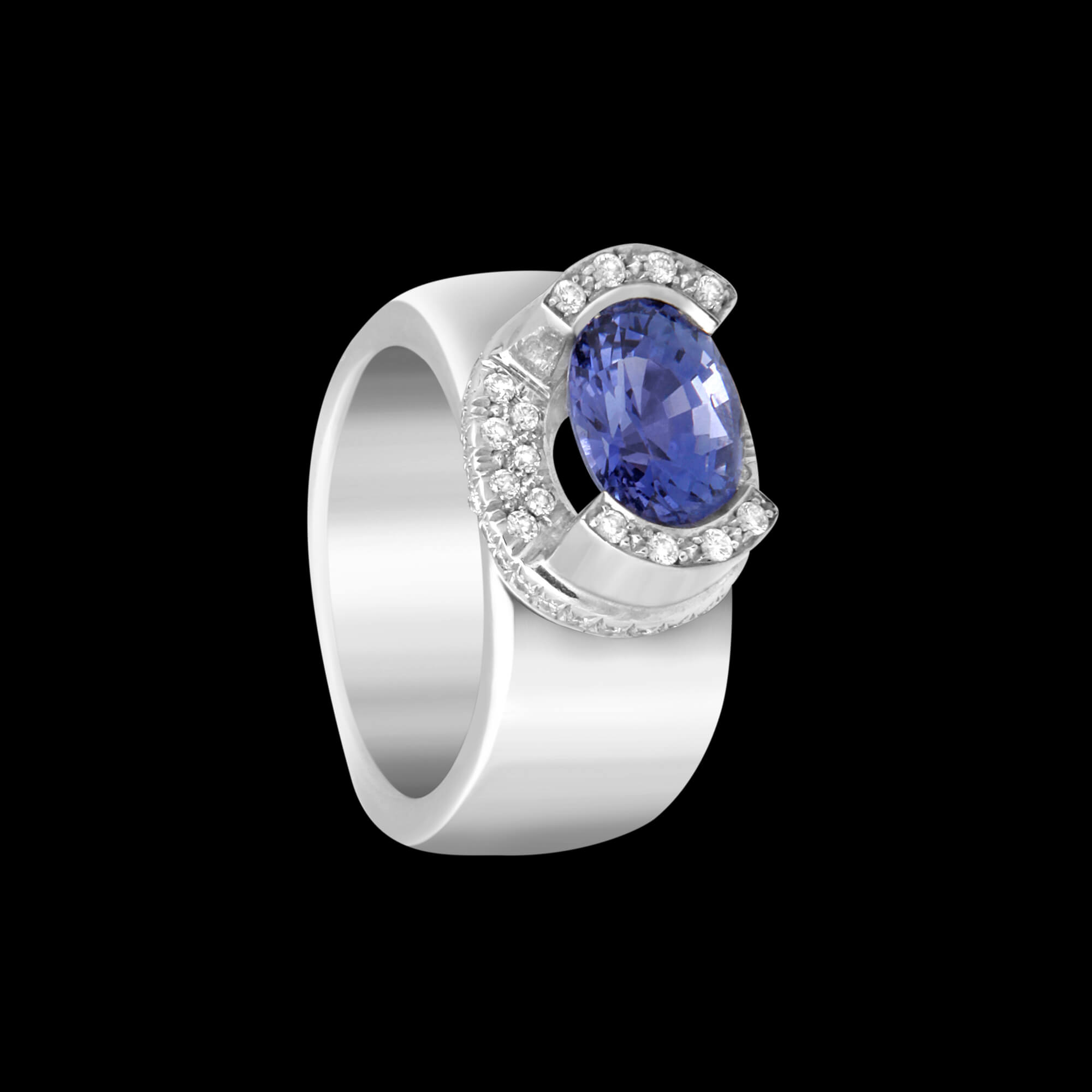 Custom 18kt white gold Luna ring with a violet sapphire and diamonds. Signature Engagement | Celestial Collection. FRIDA | Fine Jewellery.