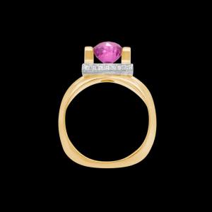 Custom 18kt yellow gold Luna ring with a pink sapphire and diamonds. Profile | Signature Engagement | Celestial Collection. FRIDA | Fine Jewellery.