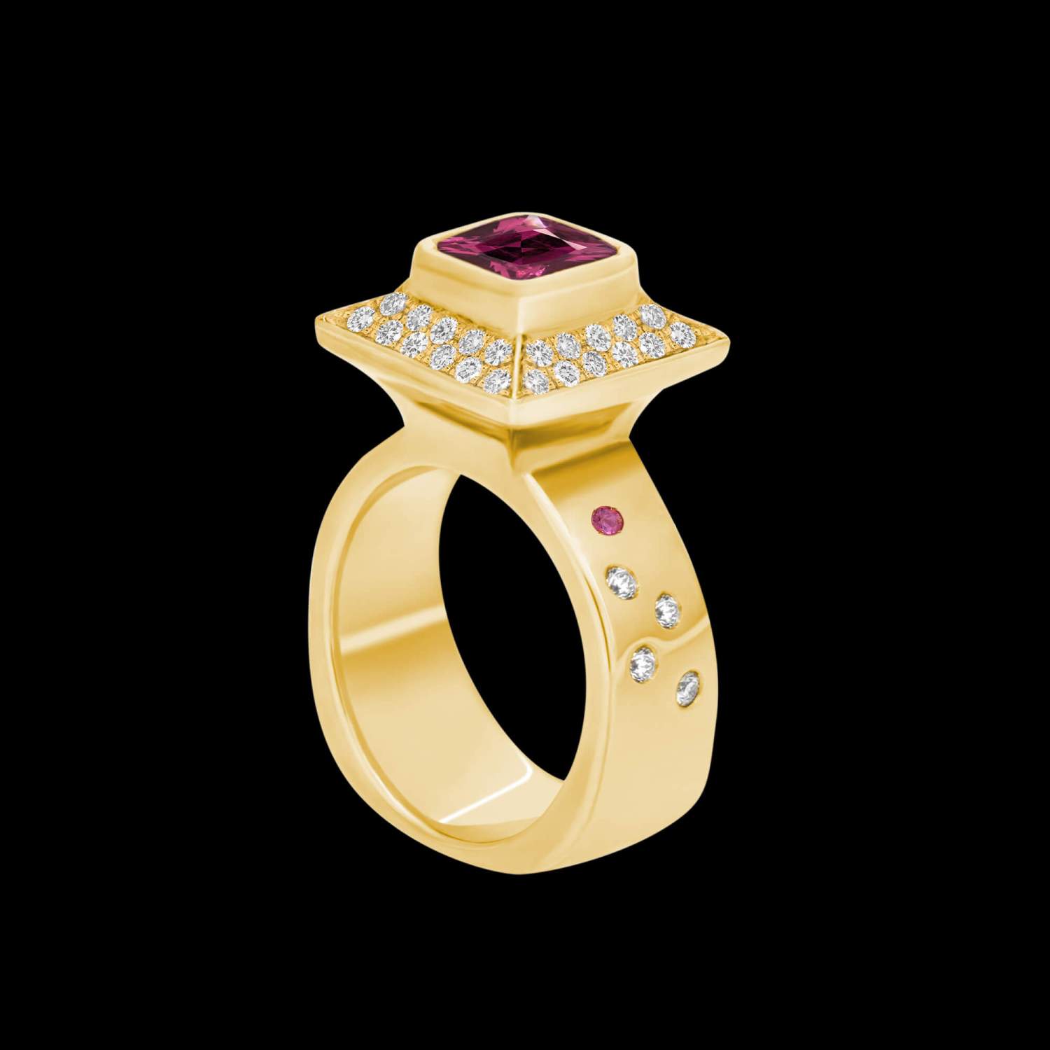 Custom 18kt yellow gold Pagoda ring with a cushion-cut pink spinel, pink sapphires and diamonds. FRIDA | Fine Jewellery.