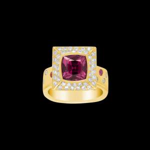 Custom 18kt yellow gold Pagoda ring with a cushion-cut pink spinel, pink sapphires and diamonds. Front. FRIDA | Fine Jewellery.