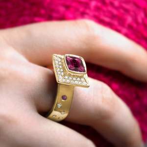 Custom 18kt yellow gold Pagoda ring with a cushion-cut pink spinel, pink sapphires and diamonds. Perspective. FRIDA | Fine Jewellery.