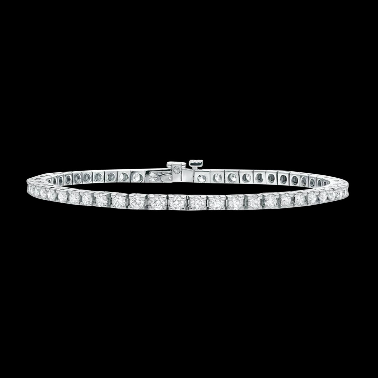 Custom 18kt white gold classic tennis bracelet with diamonds. FRIDA | Fine Jewellery.