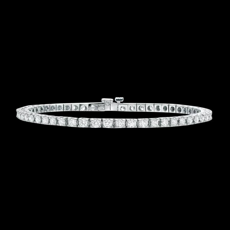 Custom 18kt white gold classic tennis bracelet with diamonds. FRIDA | Fine Jewellery.
