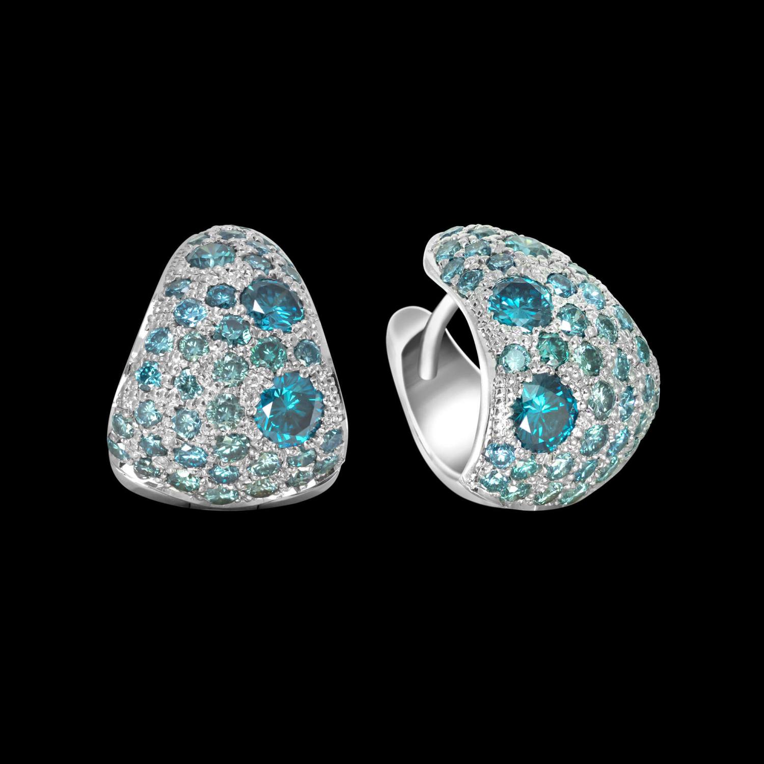 Custom 18kt white gold triangle huggie earrings with pavé-set blue diamonds. FRIDA | Fine Jewellery.