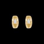 Custom 18kt yellow gold huggie earrings with pear-shaped diamonds. FRIDA | Fine Jewellery.