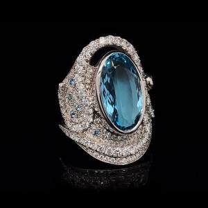 Custom 18kt white gold Oracle ring with aquamarine and diamonds | Ocean Collection. Video. FRIDA | Fine Jewellery.