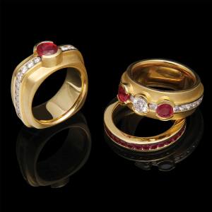 Custom 18kt yellow gold Elska engagement rings with rubies and diamonds | Signature Engagement. FRIDA | Fine Jewellery.