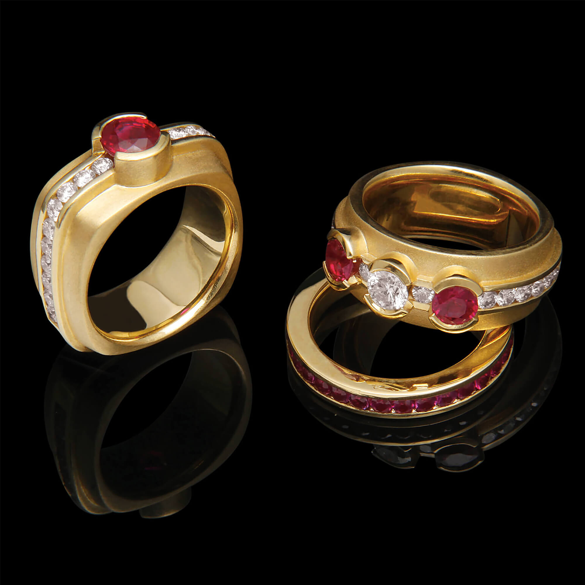 Custom 18kt yellow gold Elska engagement rings with rubies and diamonds | Signature Engagement. FRIDA | Fine Jewellery.