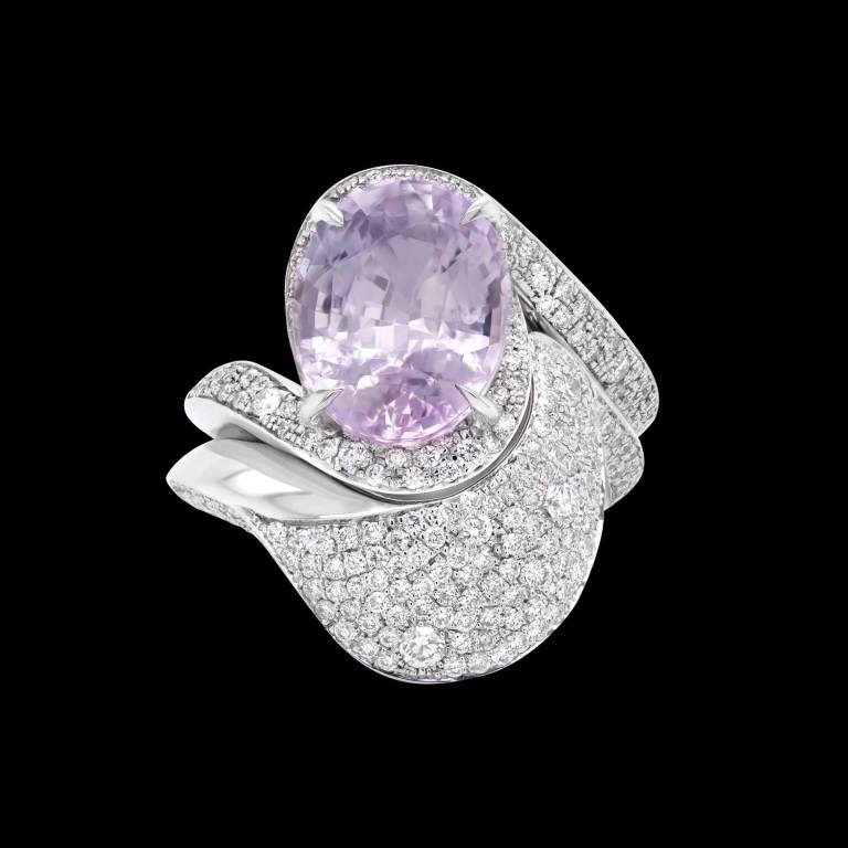 Custom couture engagement ring in 18kt white gold with Ceylon pink-lilac sapphire and diamonds and interlocking band | Signature Engagement. FRIDA | Fine Jewellery.