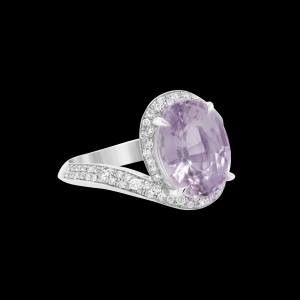 Custom couture engagement ring in 18kt white gold with Swiss-certified natural Ceylon pink-lilac sapphire and brilliant-cut diamonds. Side 2 | Signature Engagement. FRIDA | Fine Jewellery.