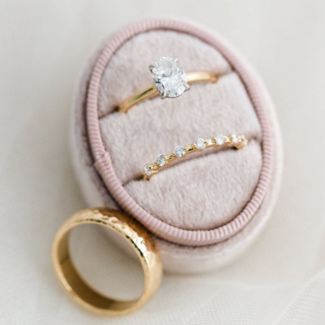 Custom 18kt yellow gold engagement ring and wedding bands with diamonds. FRIDA | Fine Jewellery.